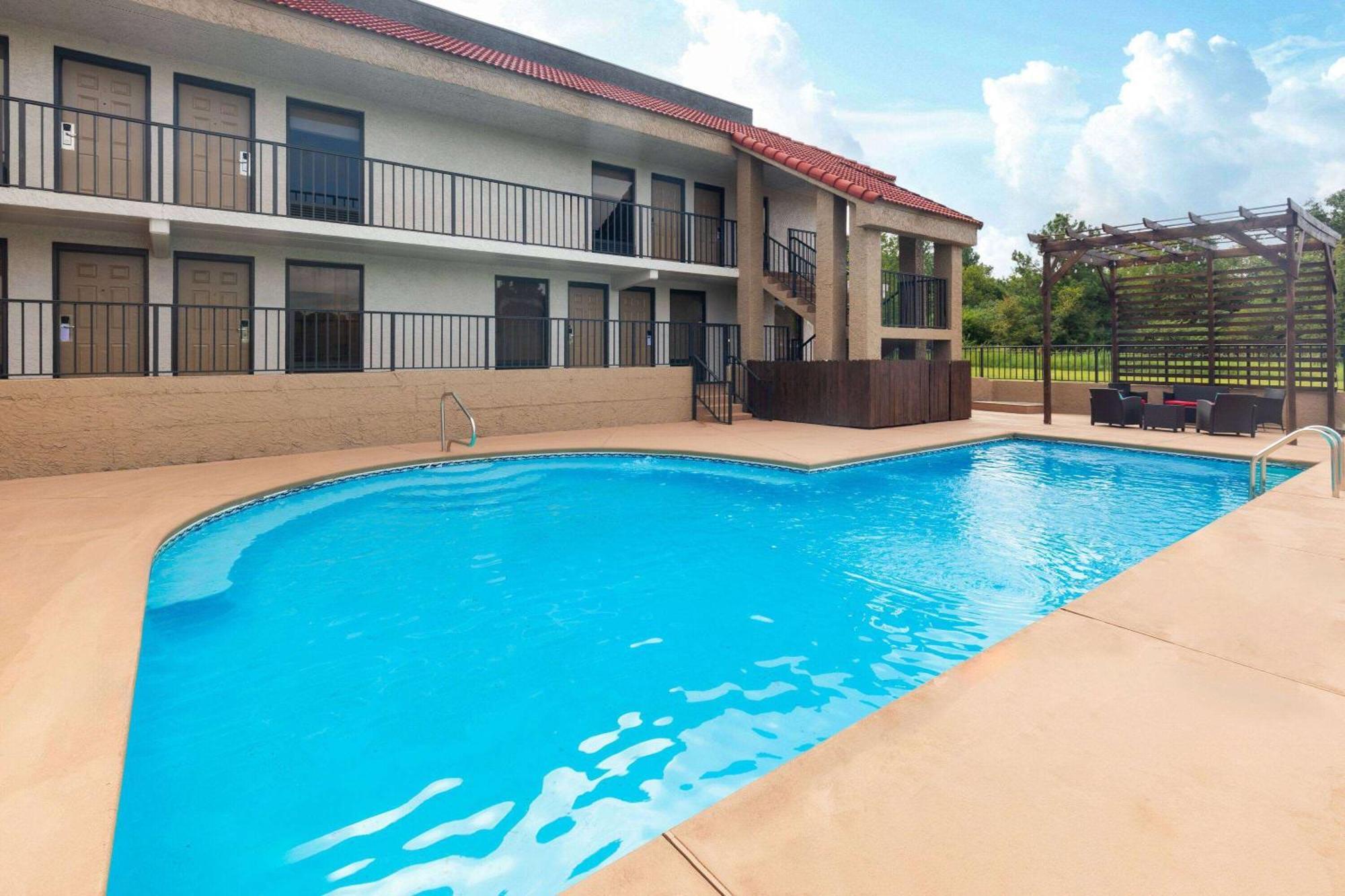 Ramada By Wyndham Bainbridge Hotel Exterior photo