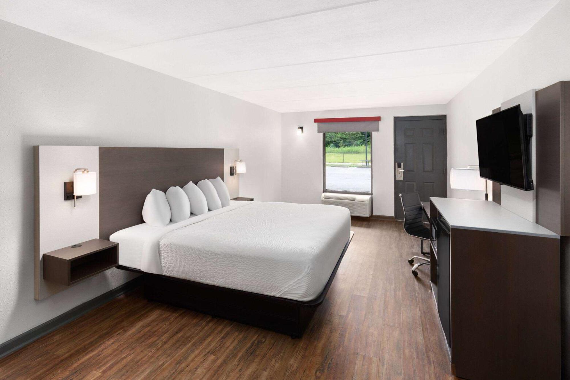 Ramada By Wyndham Bainbridge Hotel Exterior photo