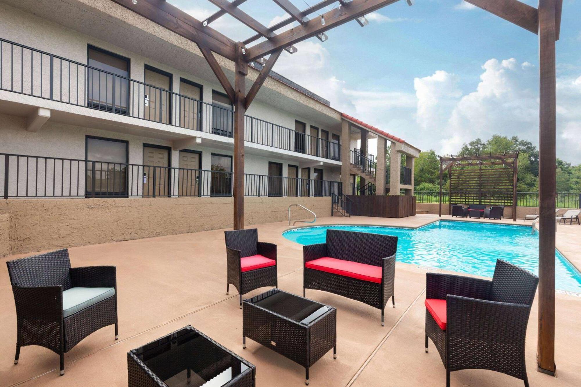 Ramada By Wyndham Bainbridge Hotel Exterior photo